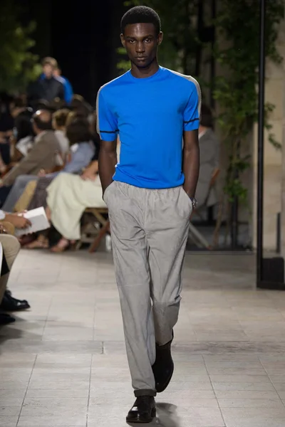 Look 18